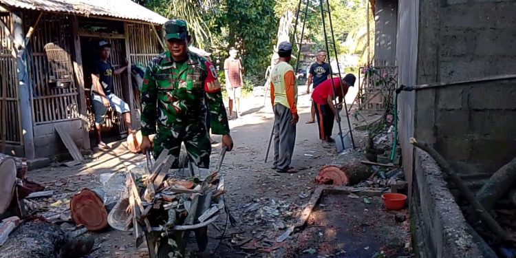 Wujudkan Hunian Layak, Babinsa Kanigoro Bahu Membahu Perbaiki Rumah Warga