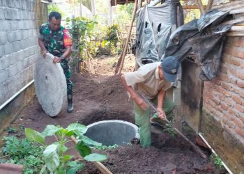 Wujud Kemanunggalan TNI, Babinsa Rejoso Gotong Royong Renovasi MCK Warga Binangun