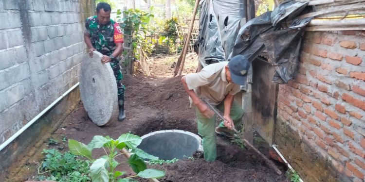 Wujud Kemanunggalan TNI, Babinsa Rejoso Gotong Royong Renovasi MCK Warga Binangun