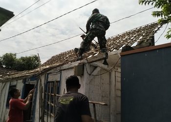 Wujud Kemanunggalan TNI, Babinsa Kademangan Bersama Warga Gotong Royong Rehab Rumah Layak Huni