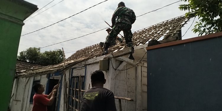Wujud Kemanunggalan TNI, Babinsa Kademangan Bersama Warga Gotong Royong Rehab Rumah Layak Huni