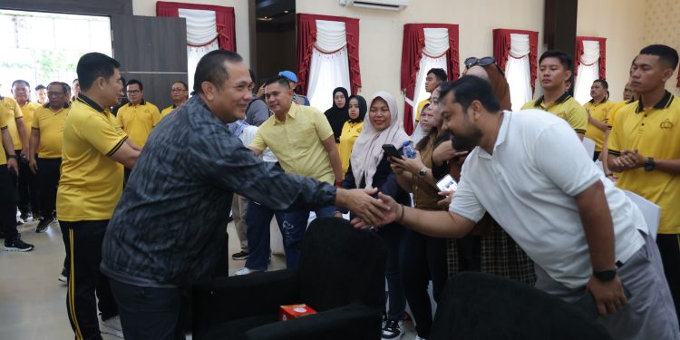 POLDA KEPRI GELAR NONTON BARENG PIALA DUNIA FIFA 2026, SALURKAN BANTUAN SOSIAL DAN SERAHKAN ALSINTAN DALAM RANGKA HARI BHAYANGKARA KE-80