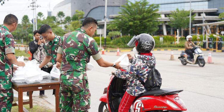 Wujud Kepedulian Sesama, Kodam XII/Tpr Bagikan Nasi Kotak dalam Aksi Jumat Berkah