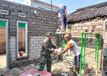 Wujudkan Hunian Layak, Babinsa Pakunden Bersama Warga Gotong Royong Renovasi Rumah RTLH