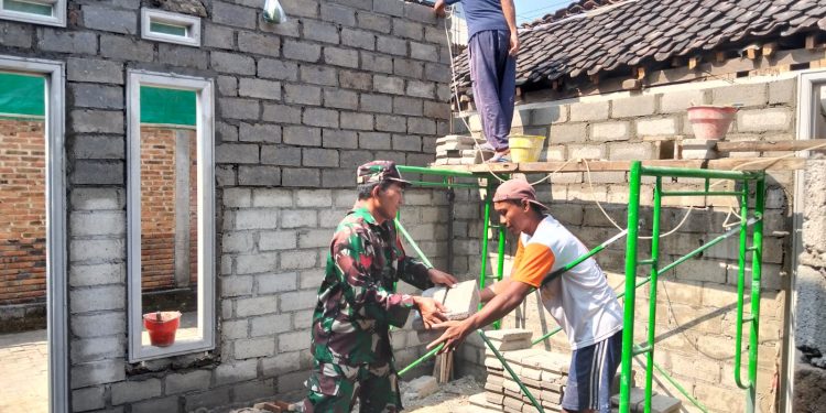 Wujudkan Hunian Layak, Babinsa Pakunden Bersama Warga Gotong Royong Renovasi Rumah RTLH