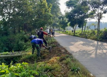 Wujud Kemanunggalan TNI, Babinsa Ngoran Pelopori Gotong Royong Bersihkan Jalan Desa