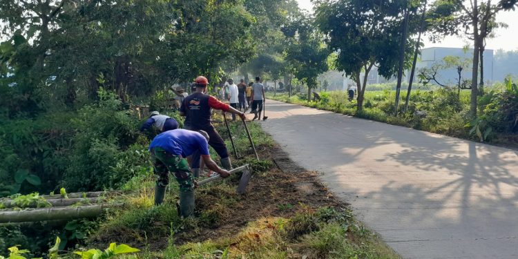 Wujud Kemanunggalan TNI, Babinsa Ngoran Pelopori Gotong Royong Bersihkan Jalan Desa