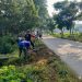 Wujud Kemanunggalan TNI, Babinsa Ngoran Pelopori Gotong Royong Bersihkan Jalan Desa