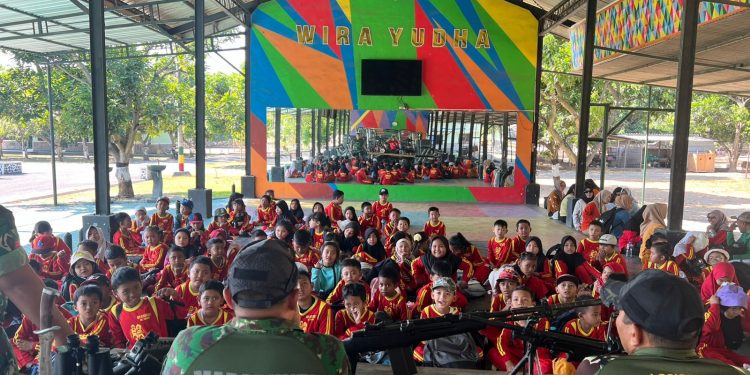 Mengintip Keseruan 102 Siswa SDN Sukorejo 1 Ngasem Jadi TNI Cilik’ di Markas Brigif 16 Wira Yudha