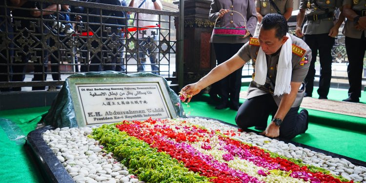 Jelang Hari Bhayangkara, Kapolri Ziarah ke Makam Gus Dur