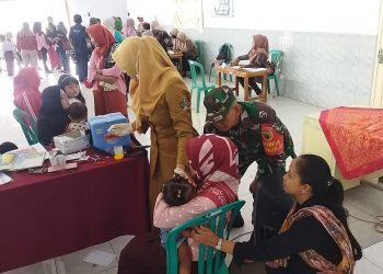 Tekan Angka Stunting, Babinsa Sumberurip Dampingi Pelaksanaan Kegiatan Posyandu Balita