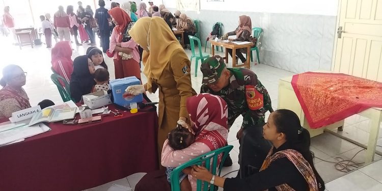 Tekan Angka Stunting, Babinsa Sumberurip Dampingi Pelaksanaan Kegiatan Posyandu Balita