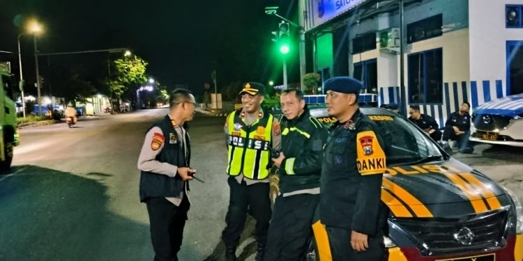 Kawal Hingga Fajar, Kabag Ops Polres Kediri Kota Pastikan Rombongan PSHT Melintas Kediri Kota Aman