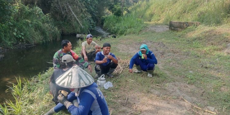 Perkuat Kemanunggalan, Babinsa Rejosari Serka Mubarok Gelar Komsos Penggalangan Bersama Warga