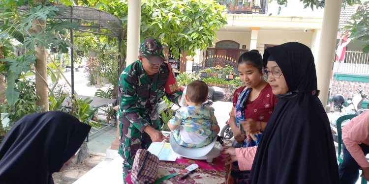 Dukung Kesehatan Masyarakat, Serka Anton Ady Dampingi Pelaksanaan Posyandu ILP Kelurahan Sananwetan