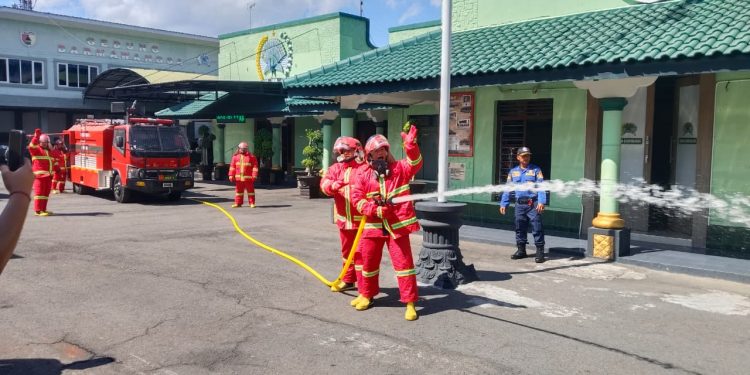 Sinergi Kodim 0808/Blitar Dan Damkar Kota Blitar Gelar Pelatihan Pengoperasian Truk Serta Mitigasi Kebakaran
