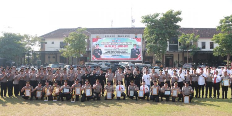 Kapolres Jombang Pimpin Upacara Penyerahan Hadiah Lomba Hari Bhayangkara ke-80