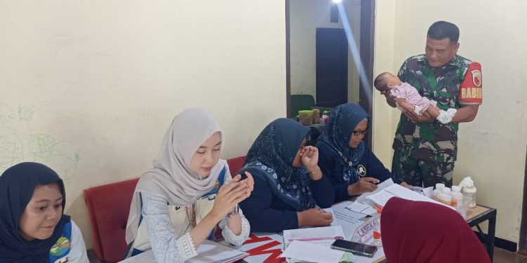 Cegah Stunting Sejak Dini, Babinsa Sertu Yhoni Dampingi Kegiatan Posyandu Di Dusun Gangsri