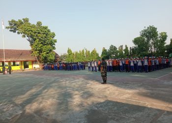Tumbuhkan Disiplin Dan Jiwa Korsa Sejak Dini, Babinsa Plosokerep Latih PBB Siswa Baru SMPN 8 Blitar