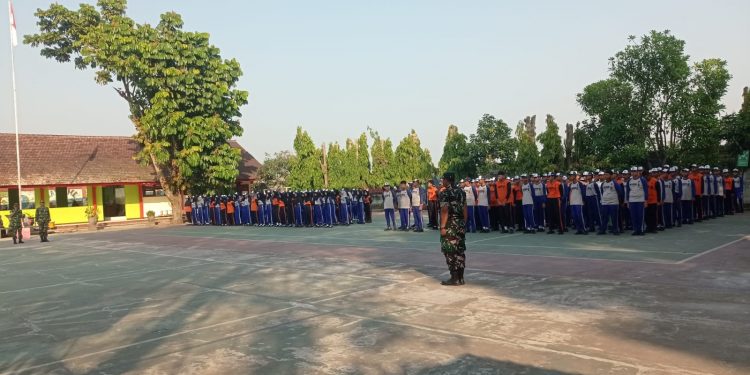 Tumbuhkan Disiplin Dan Jiwa Korsa Sejak Dini, Babinsa Plosokerep Latih PBB Siswa Baru SMPN 8 Blitar