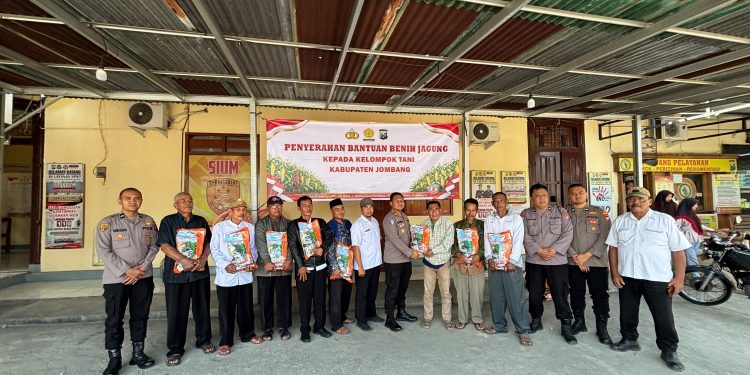 Polres Jombang Serahkan Bantuan Benih Jagung dari Kementerian Pertanian kepada Kelompok Tani di Kecamatan Mojowarno