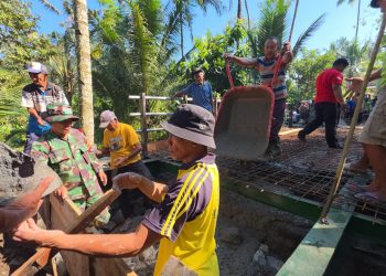 Percepat Pembangunan Infrastruktur, Sertu Hary Bersama Warga Gelar Pengecoran Jembatan Aramco