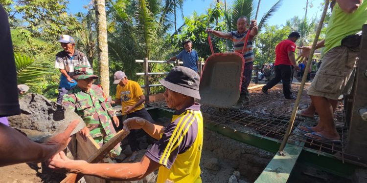 Percepat Pembangunan Infrastruktur, Sertu Hary Bersama Warga Gelar Pengecoran Jembatan Aramco