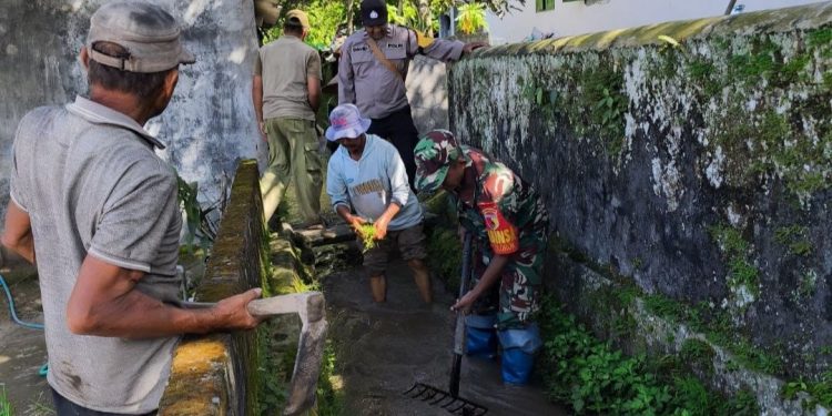 Jaga Debit Air Saat Kemarau, Serma Sutrisno Bersama Warga Slorok Bersihkan Saluran Irigasi