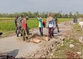 Cegah Kecelakaan, Babinsa dan Warga Guworejo Gotong Royong Perkuat Bahu Jalan