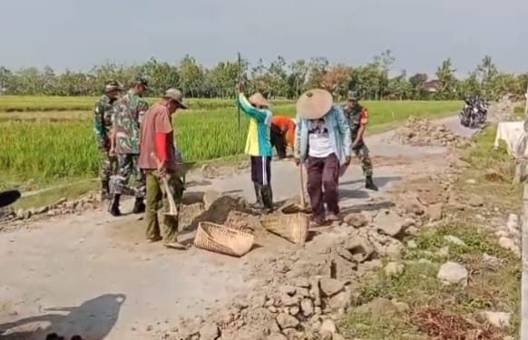 Cegah Kecelakaan, Babinsa dan Warga Guworejo Gotong Royong Perkuat Bahu Jalan