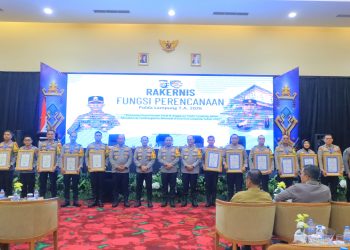 Polres Tulang Bawang Raih Predikat WBK, Kapolres Tulang Bawang Akbp Adri Bhirawasto Terima Penghargaan dari Kapolda Lampung