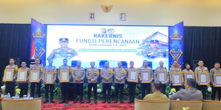 Polres Tulang Bawang Raih Predikat WBK, Kapolres Tulang Bawang Akbp Adri Bhirawasto Terima Penghargaan dari Kapolda Lampung