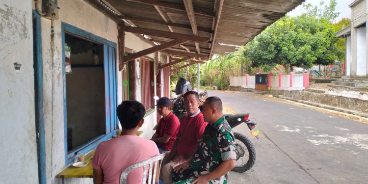 Jaga Kondusivitas Wilayah, Serka Imam Sungep Gelar Komsos Kamtibmas Bersama Warga Kedungbanteng
