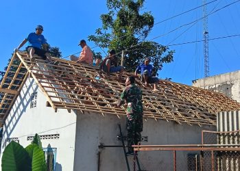 Wujudkan Hunian Layak, Sertu Puji S Bersama Warga Gotong Royong Pasang Atap Rumah Bapak Imam