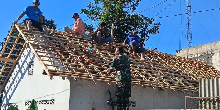 Wujudkan Hunian Layak, Sertu Puji S Bersama Warga Gotong Royong Pasang Atap Rumah Bapak Imam