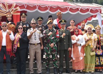 Satgas Pamtas RI-Malaysia Yonarmed 19/Bogani Ikuti Upacara Bendera HUT ke-81 Kemerdekaan RI di PLBN Entikong