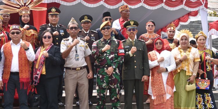 Satgas Pamtas RI-Malaysia Yonarmed 19/Bogani Ikuti Upacara Bendera HUT ke-81 Kemerdekaan RI di PLBN Entikong