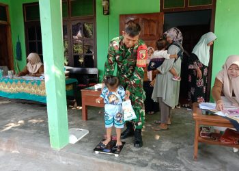 Tingkatkan Kesehatan Anak Dan Cegah Stunting, Serda Fiyan Setyadi Dampingi Posyandu ILP Di Desa Kebon Agung