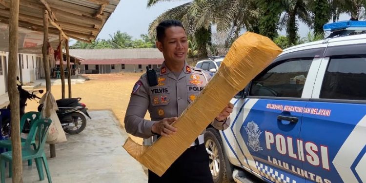 LIUSMAN LAIA KORBAN LAKA LANTAS DAPAT KAKI PALSU DARI SATLANTAS POLRES BINTAN, WUJUD KEPEDULIAN SOSIAL POLRI