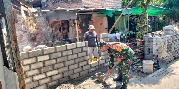 Tingkatkan Kualitas Hidup Warga, Kopka Slamet Prasetiyo Dampingi Renovasi RTLH Dan MCK Di Pakunden