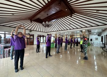 Babinsa Joyotakan Latih Fisik & Kebugaran Kader DESTANA
