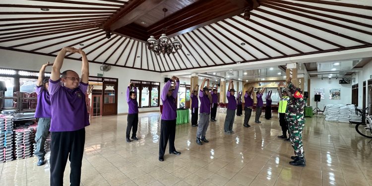 Babinsa Joyotakan Latih Fisik & Kebugaran Kader DESTANA