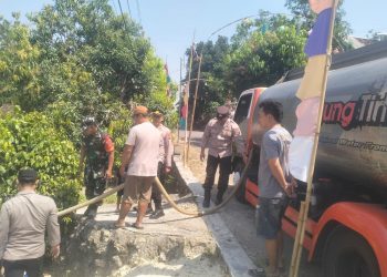 Babinsa dan Polisi Turun Langsung Salurkan Bantuan Air Bersih untuk Warga Sono