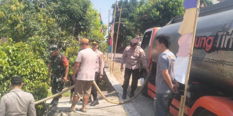 Babinsa dan Polisi Turun Langsung Salurkan Bantuan Air Bersih untuk Warga Sono