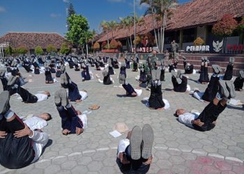 Ratusan Siswa SMK N 1 Bulukerto Digembleng TNI dari Koramil 21/Bulukerto