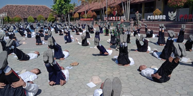 Ratusan Siswa SMK N 1 Bulukerto Digembleng TNI dari Koramil 21/Bulukerto
