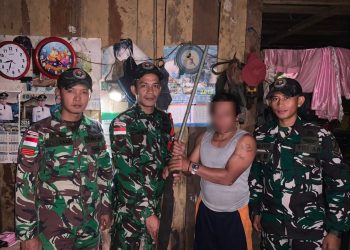 Wujudkan Perbatasan Aman, Satgas Pamtas RI-Malaysia Yonarmed 19/Bogani Terima Penyerahan Senjata Rakitan dari Warga Perbatasan
