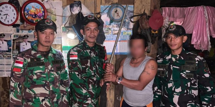 Wujudkan Perbatasan Aman, Satgas Pamtas RI-Malaysia Yonarmed 19/Bogani Terima Penyerahan Senjata Rakitan dari Warga Perbatasan