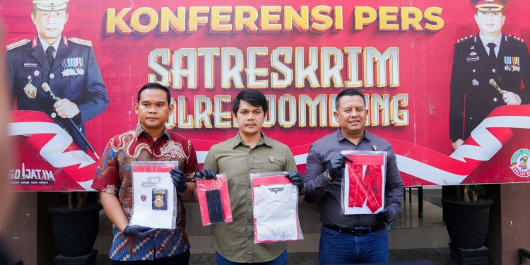 Satreskrim Polres Jombang Ringkus Pelaku Love Scamming di Lampung