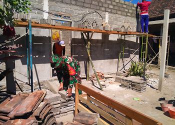 Wujud Kepedulian TNI, Babinsa Koramil Udanawu Renovasi Rumah Tak Layak Huni Milik Warga Sumbersari